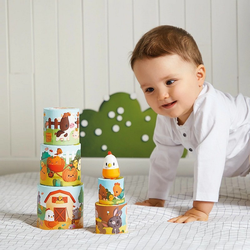 Gioco di manualità per neonati e bambini con 5 cilindri decorati con animali della fattoria e un pulcino di legno da impilare